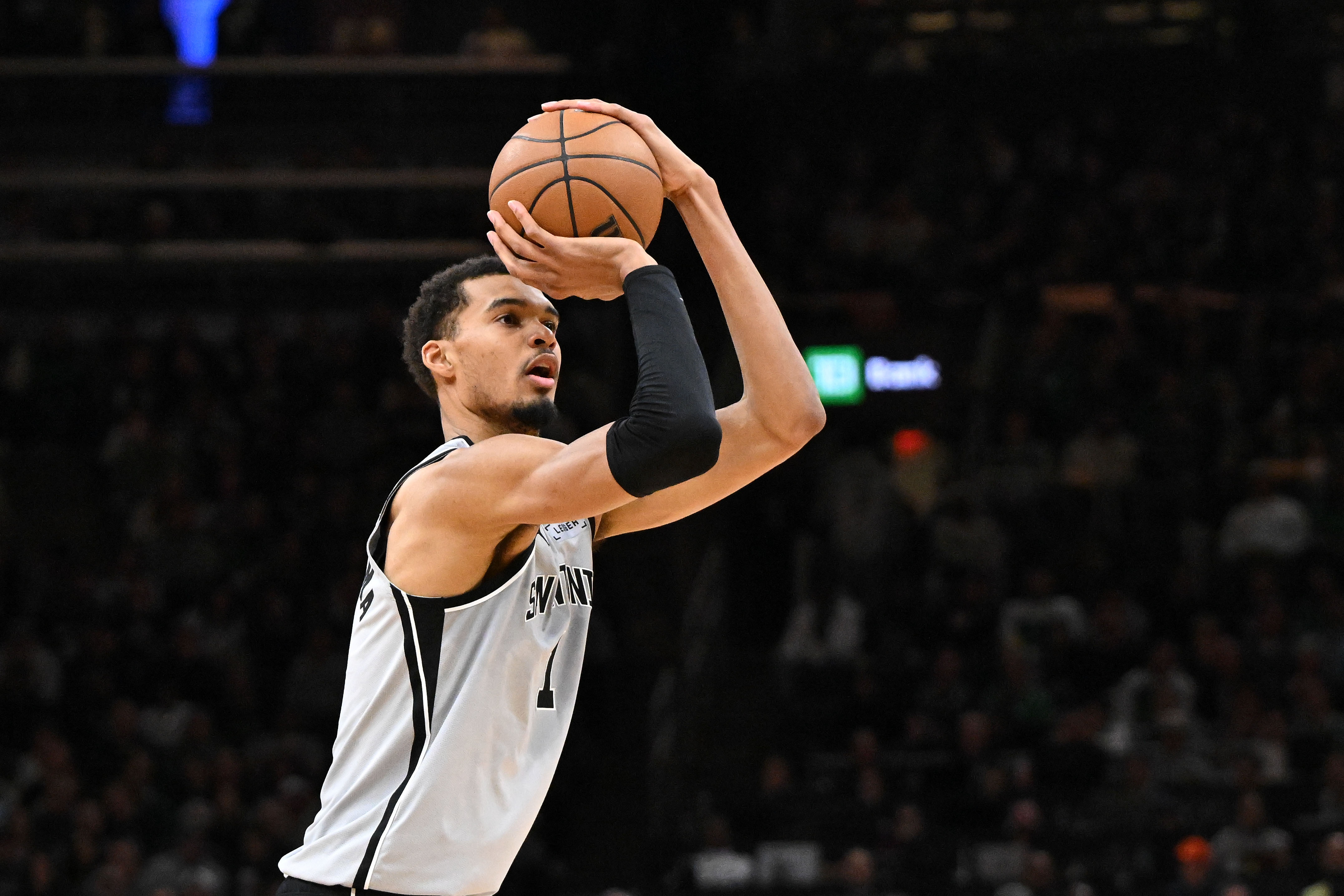 ewc-全是三分对飚~马刺雄鹿第三节外线接连发炮 文班迎射特纳打停雄鹿