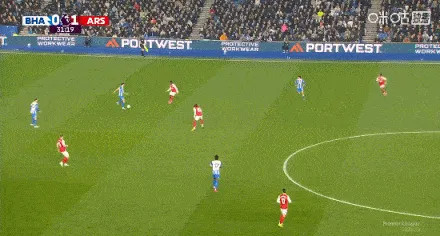 苏比门迪拼抢中痛苦倒地，队医上场治疗